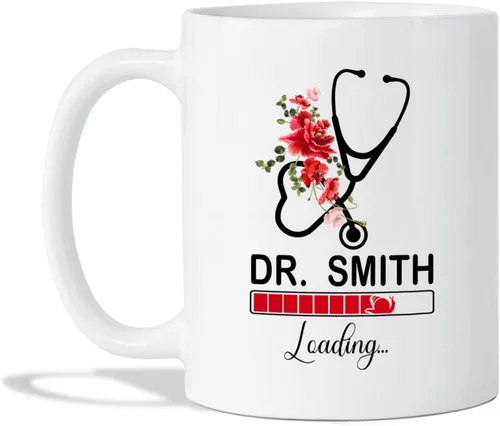 Vista 14 de Taza de café personalizada con nombre "A Truly Great Doctor Is Hard To Find And To Forget", taza de té con estetoscopio, taza de cerámica