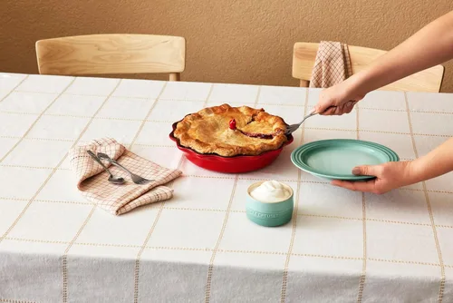 Vista 4 de Le Creuset chimenea de cerámica con forma de ave para pastel, Cereza Cerise