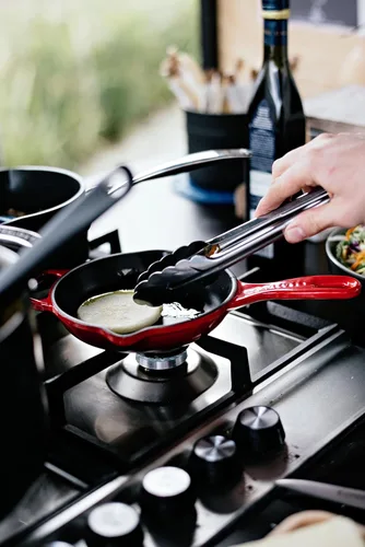 Vista 6 de Le Creuset Sartén de Hierro Fundido Esmaltado Signature con Mango de Hierro, 6.33", Cerise