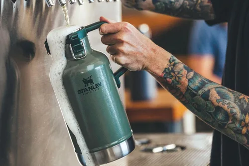 Vista 4 de Stanley - Jarra clásica de fácil vertido Growler de 64 oz Mantiene la cerveza fría o el café caliente Tapa con revestimiento de acero a prueba