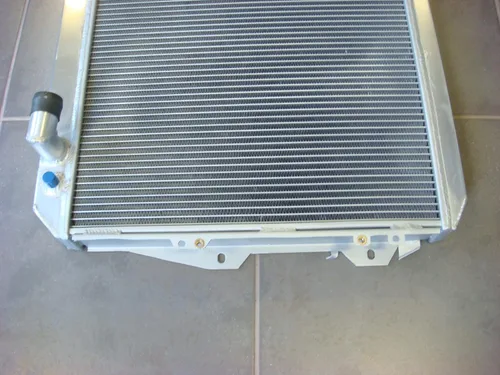 Vista 3 de Radiador de aluminio completo de 1.969 in + ventilador para Toyota Surf Hilux LN106 LN111 1988-1997 89 90 91 92 93 94 95 96 Toyota Surf Hilux LN106