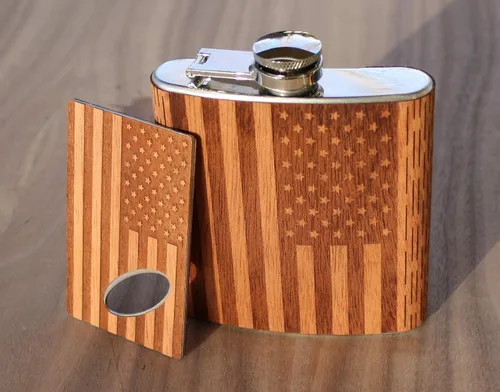 Vista 2 de Real Wood - Frasco de cadera de 6 onzas y abrebotellas de tarjetas de crédito a juego, bandera estadounidense