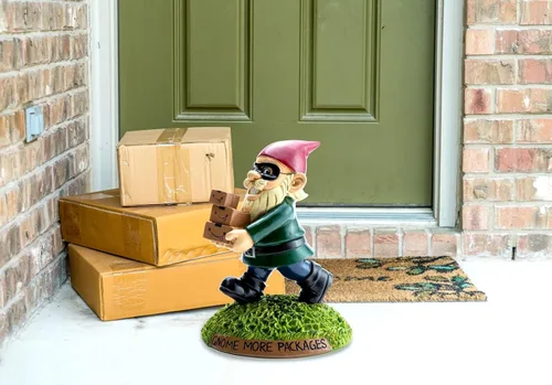 Vista 4 de BigMouth Inc - Estatua de gnomo de jardín pirata para porche, divertida figura para césped y patio al aire libre, decoración de escultura de regalo