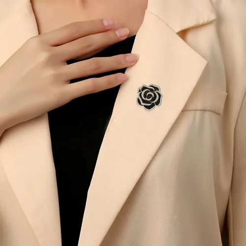 Vista 2 de Broche esmaltado de perlas de camelia para mujer, joyería de moda