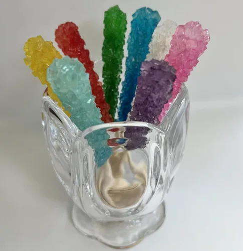 Vista 28 de Palitos clásicos de caramelo de roca, caramelos de roca de azúcar en cristal, envueltos individualmente (Paquete de 12, Niña bebé