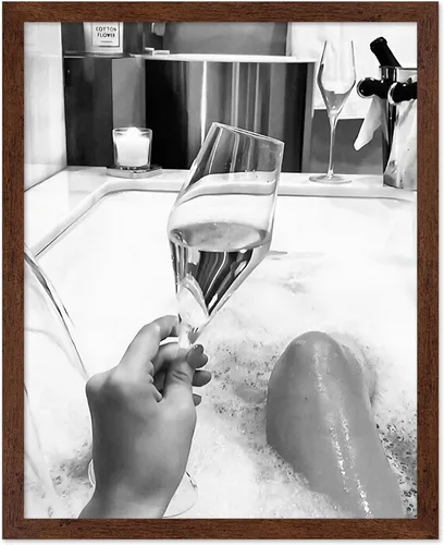 Vista 18 de Monem Art - Póster de mujer en la bañera, estampado de champán vertido, arte con alcohol, arte funky, arte en blanco y negro, arte fotográfico