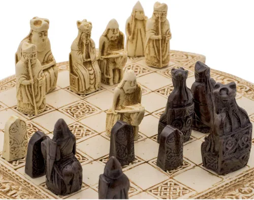 Vista 6 de Isle of Lewis - Juego de ajedrez celta compacto de 9 pulgadas, color crema