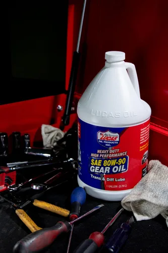 Vista 4 de Aceite de equipo resistente 10046 SAE 80W-90 – 1 galón, de Lucas Oil