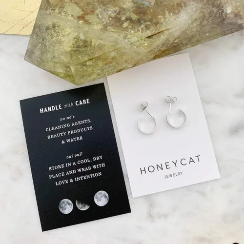 Vista 4 de HONEYCAT Huggie Hoops Pendientes en oro, oro rosa o plata Joyería minimalista y delicada