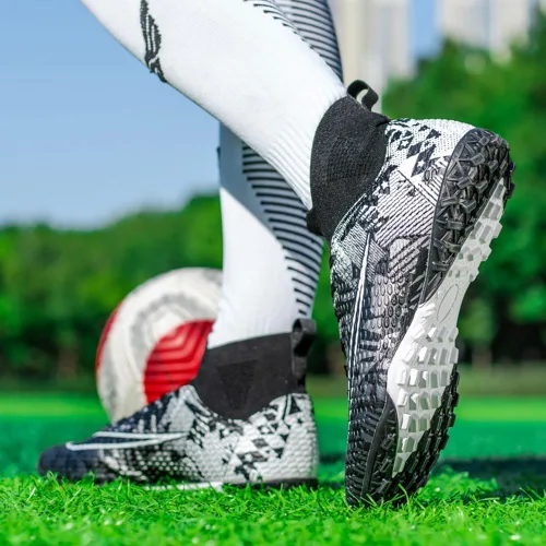 Vista 5 de Zapatos de fútbol de caña alta para hombre, antideslizantes, resistentes al desgaste, botas de fútbol con picos