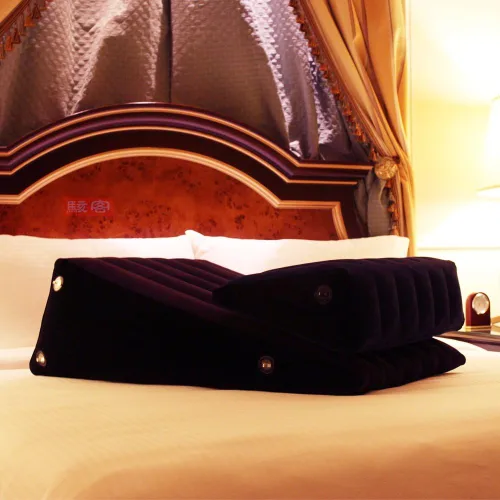 Vista 5 de Almohada de cuña triangular doble púrpura para adultos, mejora la intimidad con posiciones más profundas. Material de PVC que incluye funda