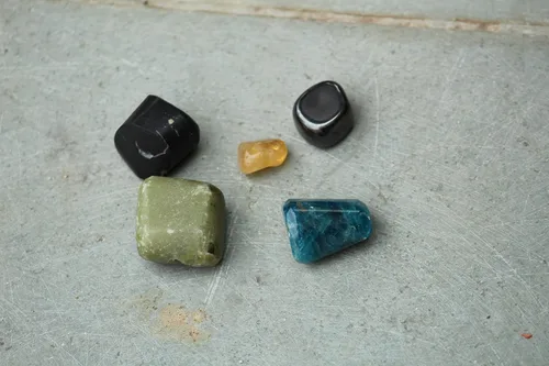 Vista 7 de Jet Authentic - Colección única de piedras pulidas de apatita + hematita + vasonita + shungita + citrino para resolver problemas de salud y Artritis