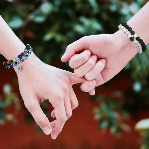 Vista 5 de Juego de 4 pulseras de mal de ojo, pulseras de cuentas Hamsa con dije de chakra, pulsera elástica para mujeres, adolescentes y niñas