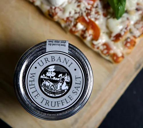 Vista 7 de Sal de trufa blanca italiana con copos de trufa real, 3.5 onzas, por Urbani Truffes. Fabricado en Italia con la mejor sal para un fuerte sabor
