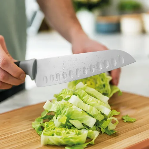 Vista 4 de Berghoff LEO - Cuchillo Santoku de hoja ancha antiadherente de acero inoxidable de 6.75 pulgadas, funda protectora ajustada de PP gris con mango