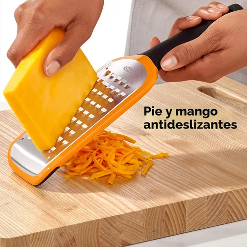 Vista 3 de OXO Good Grips - Rallador grueso grabado, color naranja Rallador de cocina grueso, dientes afilados, mango antideslizante, queso duro, verduras