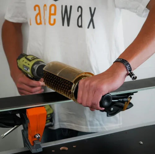 Vista 5 de RaceWax Snowboard RotoBrush 11.811 in Mango de eje con protector de polvo - (PB-9100)