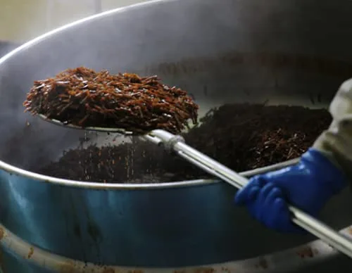 Vista 4 de Takesan Tsukudani de algas marinas en botella. TUKUDANI es un alimento conservado elaborado con salsa de soja. Una comida tradicional japonesa que