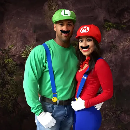 Vista 5 de oUUoNNo Juego de 2 disfraces de Halloween de Super Bros para parejas, tirantes de cosplay, sombrero, botones, guantes para bigote para niños