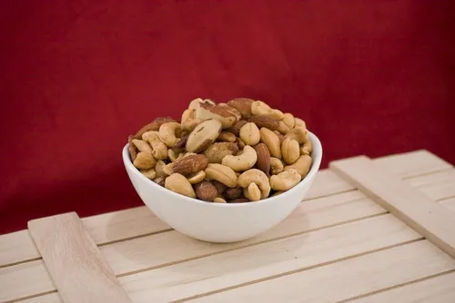 Vista 2 de Bayside Candy Nueces mixtas de lujo tostadas y saladas (1.5 libras)