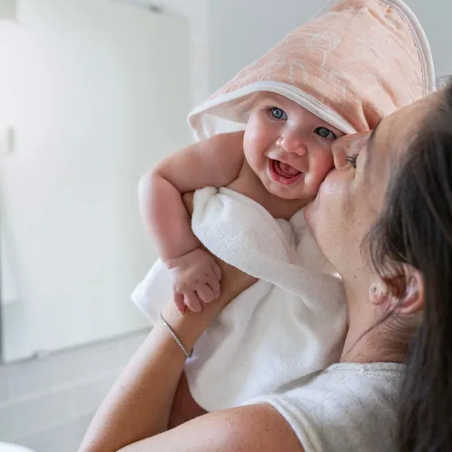 Vista 3 de aden + anais Essentials - Toalla de baño con capucha para bebé, súper suave, 100% algodón, paquete de 2, conejitos ruborizados