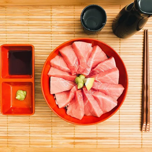Vista 5 de Juego de 4 tazas de sake de porcelana de estilo japonés, juego de tazas pequeñas de cerámica para sake caliente o frío, tazas de sake tradicionales