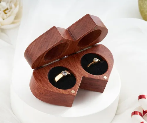 Vista 2 de Handicraftviet Caja para anillos Mr and Mrs – Caja de anillo hecha a mano con forma de corazón para ceremonia de boda, soporte para anillo de boda