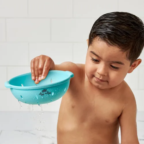 Vista 3 de Itzy Ritzy Juguetes Rociadores de Baño – Juego de 3 Juguetes de Baño Texturizados con Forma de Fruta y 1 Colador Rociador – Itzy Splash Pals