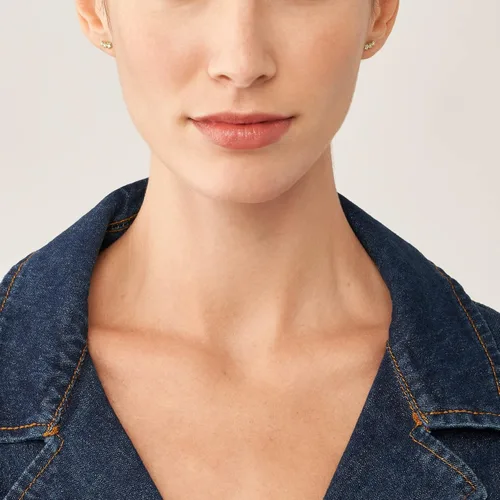 Vista 4 de Fossil - Aretes tipo dormilona de acero inoxidable para mujer de tono dorado