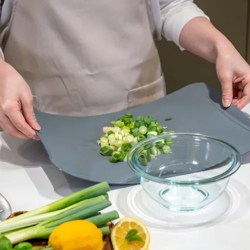 Vista 6 de Tabla de cortar de TPU Blue Ginkgo [Mediana] – Hecha en Corea, flexible, apta para cuchillos, resistente tabla de cortar de cocina (Azul)