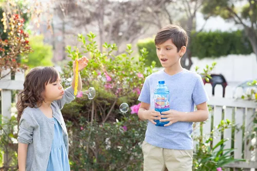 Vista 4 de Gazillion Solución gigante de burbujas 33.8 fl oz (1 L): crea enormes burbujas extra elásticas, seguras y no tóxicas, incluye varita de burbujas 7