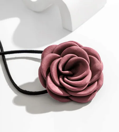 Vista 5 de YURAOER Gargantilla de flores para mujeres y niñas, diseño ajustable con cordones hechos a mano, gargantilla floral de terciopelo, elegante collar