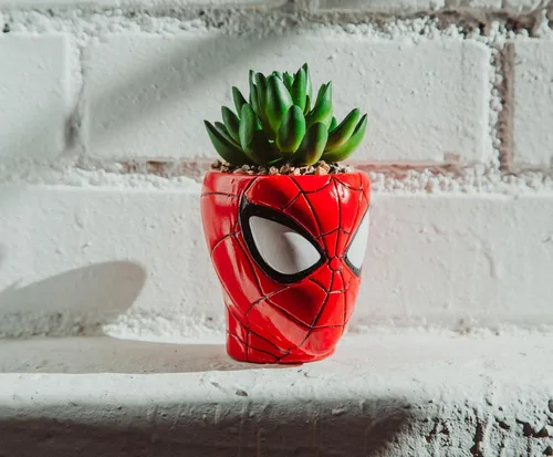 Vista 5 de Toynk Marvel Comics Spider-Man Web-Head - Mini maceta de cerámica de 3 pulgadas con suculentas artificiales, maceta pequeña, plantas