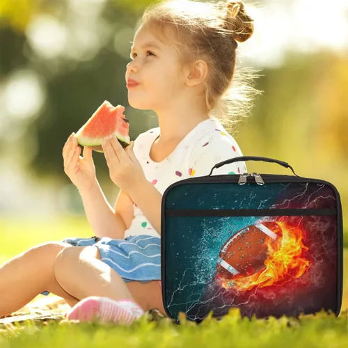 Vista 6 de Lonchera infantil para niños y niñas, diseño de fútbol americano, deportivo, color negro, bolsa de almuerzo reutilizable, pequeña bolsa enfriadora