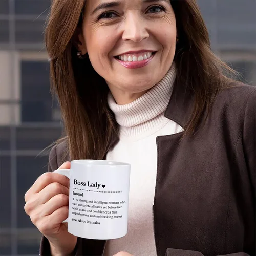 Vista 4 de Regalos para mujer jefa, regalos divertidos de oficina, taza de café con nombre personalizado, regalo para el día de la jefa, regalo inspirador