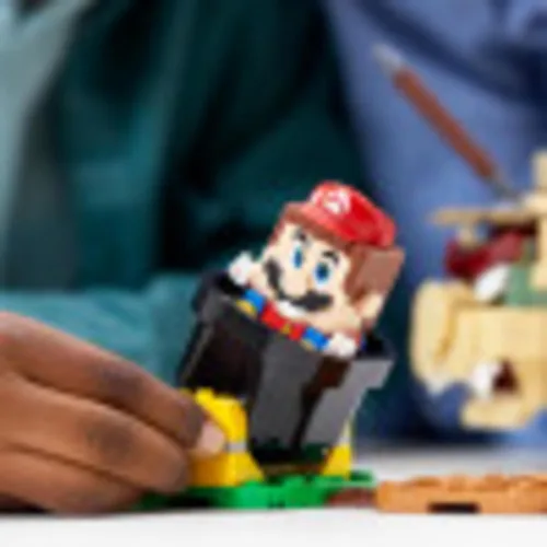 Vista 6 de LEGO Kit de construcción de 1,152 piezas de dirigible de Super Mario Bowser, revela el interior detallado, incluye Kamek, llave rocosa, Goomba