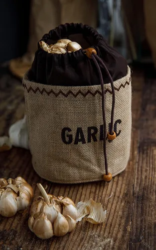 Vista 5 de Natural Elements KitchenCraft Bolsa de almacenamiento de ajo ecológico con cordón, yute / 100% algodón