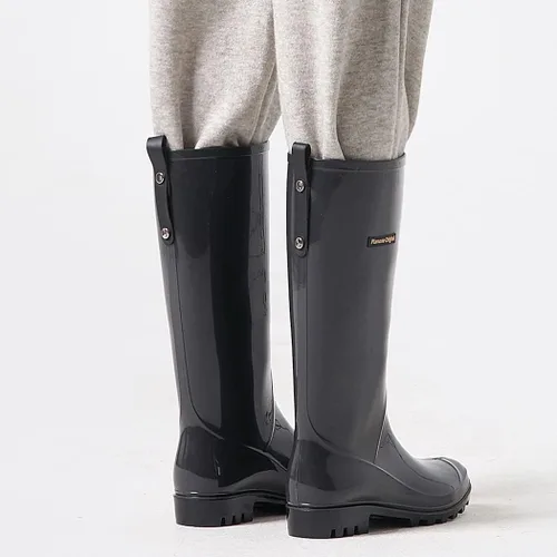 Vista 4 de planone Botas de lluvia altas de moda para mujer, impermeables, botas ligeras para jardín al aire libre, botas de lodo para damas, zapatos