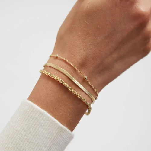 Vista 2 de VENOCO Pulseras de oro para mujer, delicadas pulseras de cuentas de oro de 14 quilates, conjuntos de pulseras de espiga ajustables en capas