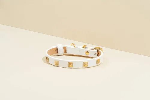 Vista 2 de SCAMPER & CO Collar de perro con hebilla chapada en oro amarillo de 18 quilates de bronce de 18 quilates con pirámide de microfibra, collar de perro