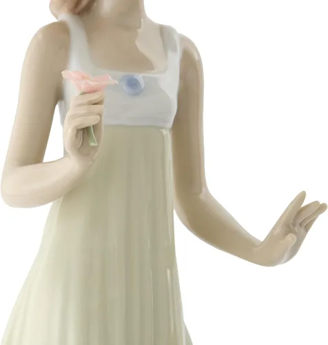 Vista 10 de NAO Suave brisa Figura de mujer de porcelana.
