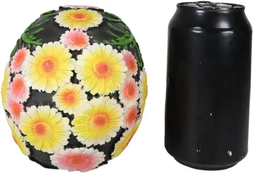 Vista 4 de Ebros Gift Figura negra del Día de los Muertos metálicos coloridos girasoles brillantes, flores florales, calavera de azúcar, estatua de calaveras