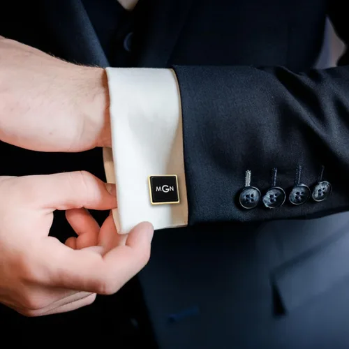 Vista 4 de Gemelos dorados con monograma para hombre - Gemelos personalizados para hombres - Gemelos con monograma - Regalo personalizado para el primer