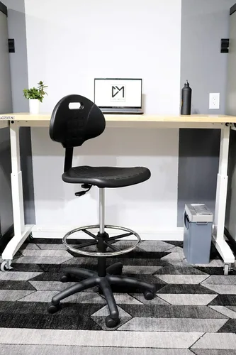 Vista 2 de Taburete ergonómico resistente de dibujo negro, fácil de limpiar, más grande (20") Adj. reposapiés y base (26") en el mercado. Rango Seat Ht