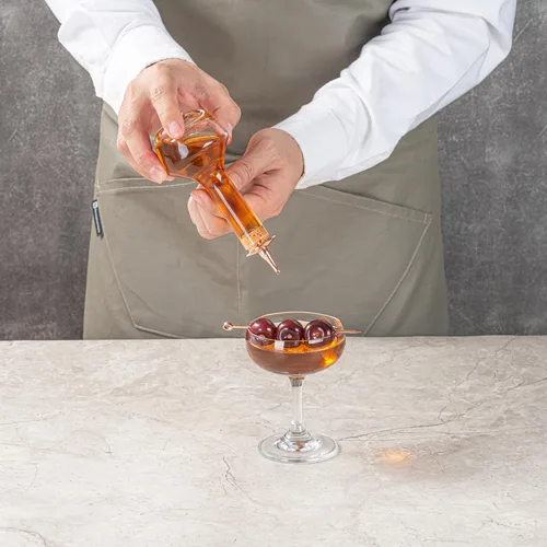 Vista 5 de Restaurantware Bar Lux - Botella amarga de 3.5 onzas, 1 vaso amargo de grado profesional, con tapa Dasher chapada en cobre para cócteles o postres
