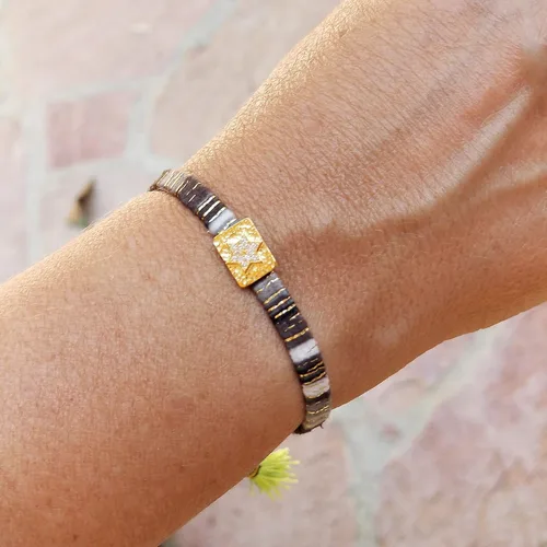Vista 14 de Alef Bet by Paula Macrame Friendship Bracelet in Shades of Blue with Gold-plated Jewish Star of David Charm