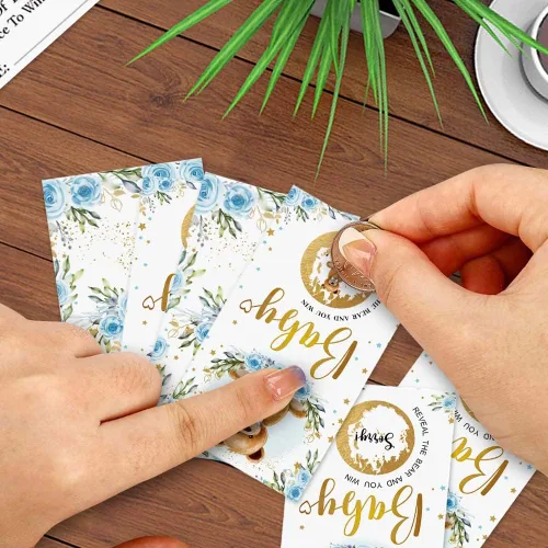Vista 3 de Juego de 50 Woodland Bear Scratch Off, tarjeta de dibujo de rosa de oso azul, actividades de fiesta, decoraciones y suministros, es un niño