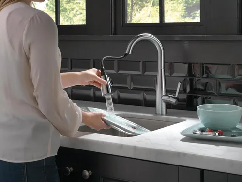 Vista 7 de Delta Faucet Essa Llave de una manija para bar/preparación con acoplamiento de magnatita y cabezal rociador Touch-Clean, 9913-AR-DST