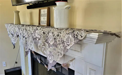 Vista 3 de Camino de chimenea con rosas de corte gris plateado en material hecho a mano, tamaño 84 x 27 pulgadas