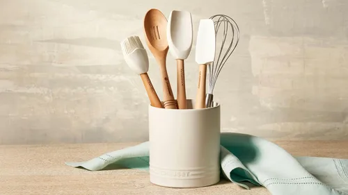Vista 5 de Le Creuset Stoneware Signature Recipiente para Utensilios de Pared Recta, 1 cuarto de galón, Artichaut